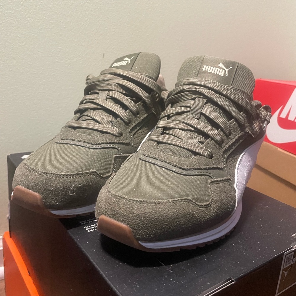 Puma Men's Green and White Sneakers